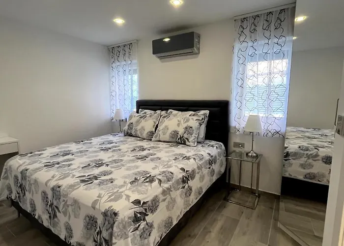 Helamoni, New 5 Star 2 Person With Pool Apartament