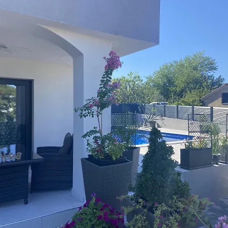 Helamoni, New 5 Star 2 Person With Pool