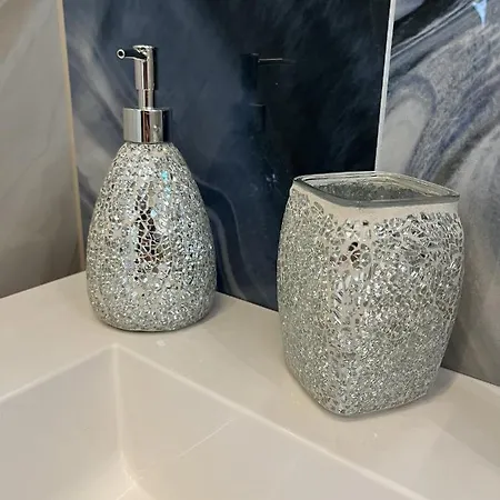 شقة Helamoni, New 5 Star 2 Person With Pool مالينسكا