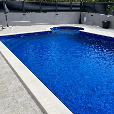 Helamoni, New 5 Star 2 Person With Pool شقة