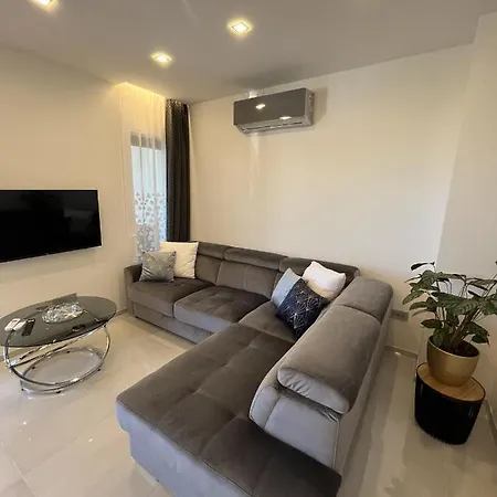 Helamoni, New 5 Star 2 Person With Pool * مالينسكا