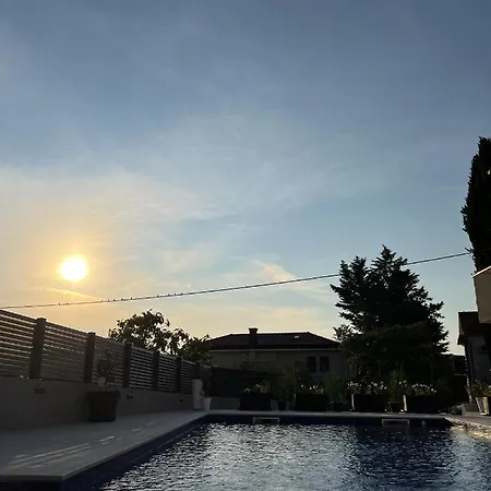 Helamoni, New 5 Star 2 Person With Pool شقة مالينسكا