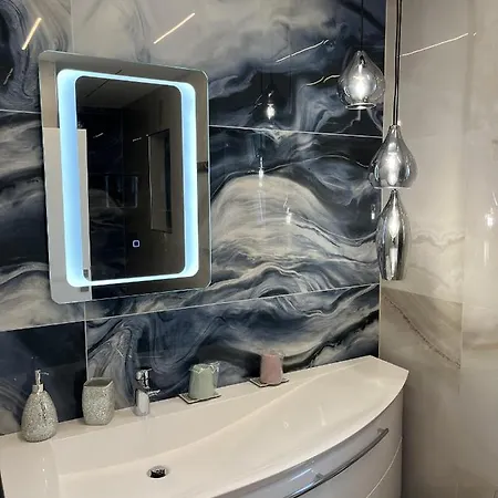 Helamoni, New 5 Star 2 Person With Pool شقة مالينسكا