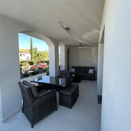 Helamoni, New 5 Star 2 Person With Pool شقة *