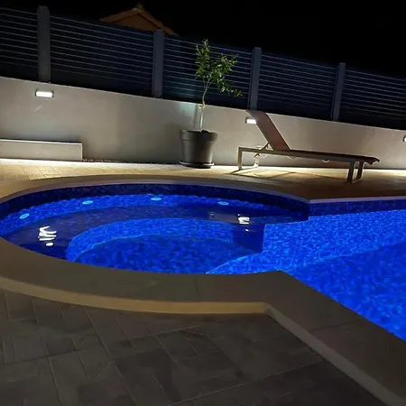 Helamoni, New 5 Star 2 Person With Pool شقة *