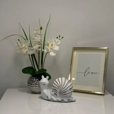 Helamoni, New 5 Star 2 Person With Pool *