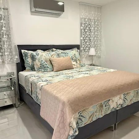 Helamoni, New 5 Star 2 Person With Pool * مالينسكا