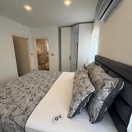 Helamoni, New 5 Star 2 Person With Pool شقة *