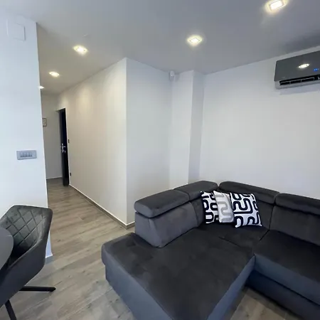 Helamoni, New 5 Star 2 Person With Pool شقة مالينسكا