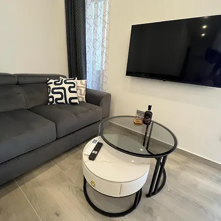 شقة Helamoni, New 5 Star 2 Person With Pool مالينسكا