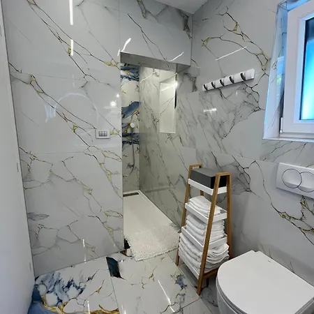 Helamoni, New 5 Star 2 Person With Pool *