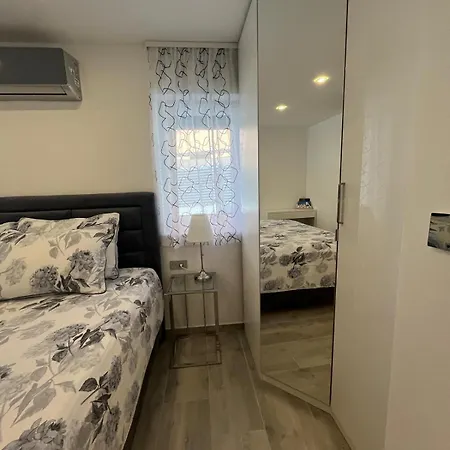 Helamoni, New 5 Star 2 Person With Pool *