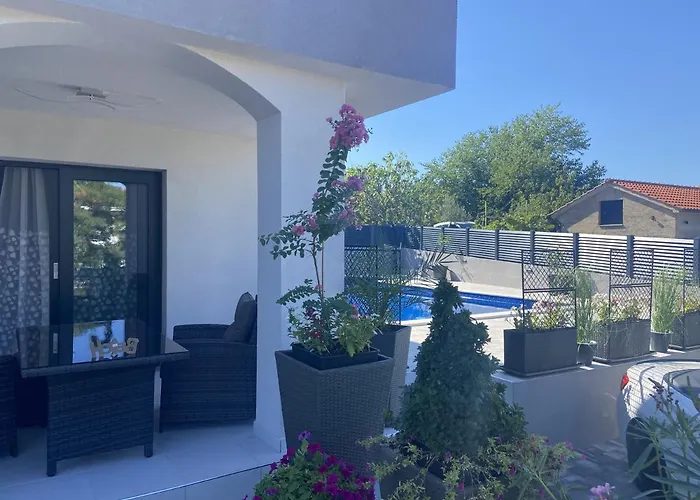 Helamoni, New 5 Star 2 Person With Pool