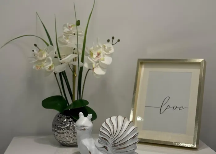 Helamoni, New 5 Star 2 Person With Pool *