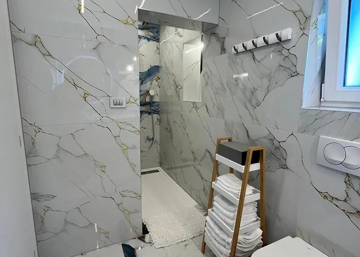 Helamoni, New 5 Star 2 Person With Pool *