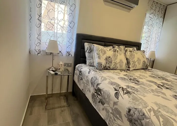 Helamoni, New 5 Star 2 Person With Pool