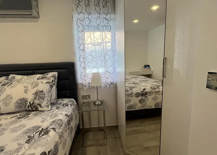 Helamoni, New 5 Star 2 Person With Pool *