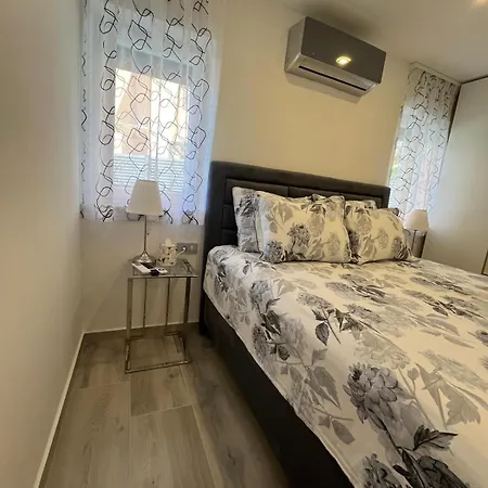 Helamoni, New 5 Star 2 Person With Pool